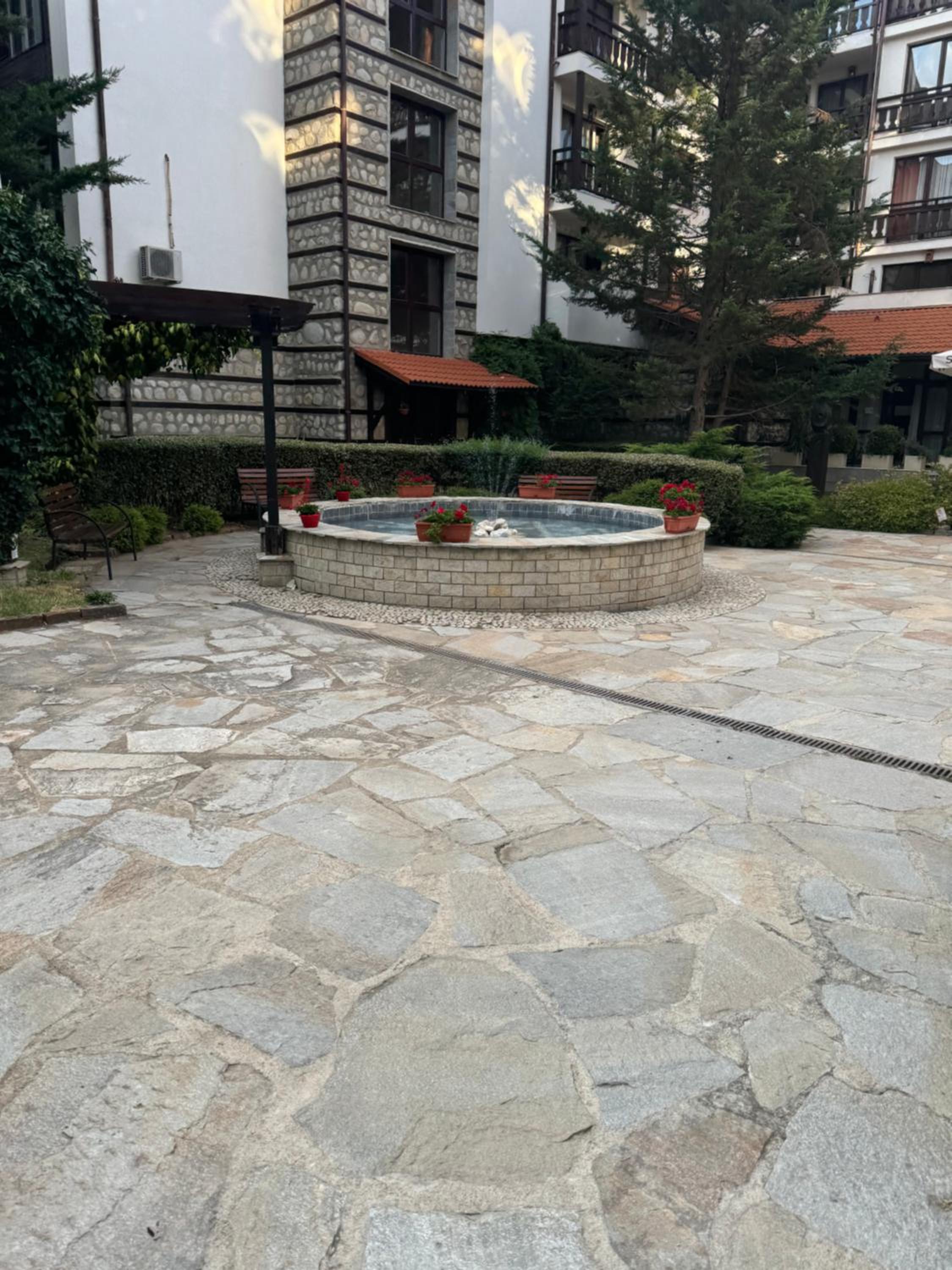 2-bedroom, 2-bathroom with fireplace and garden at Winslow Infinity