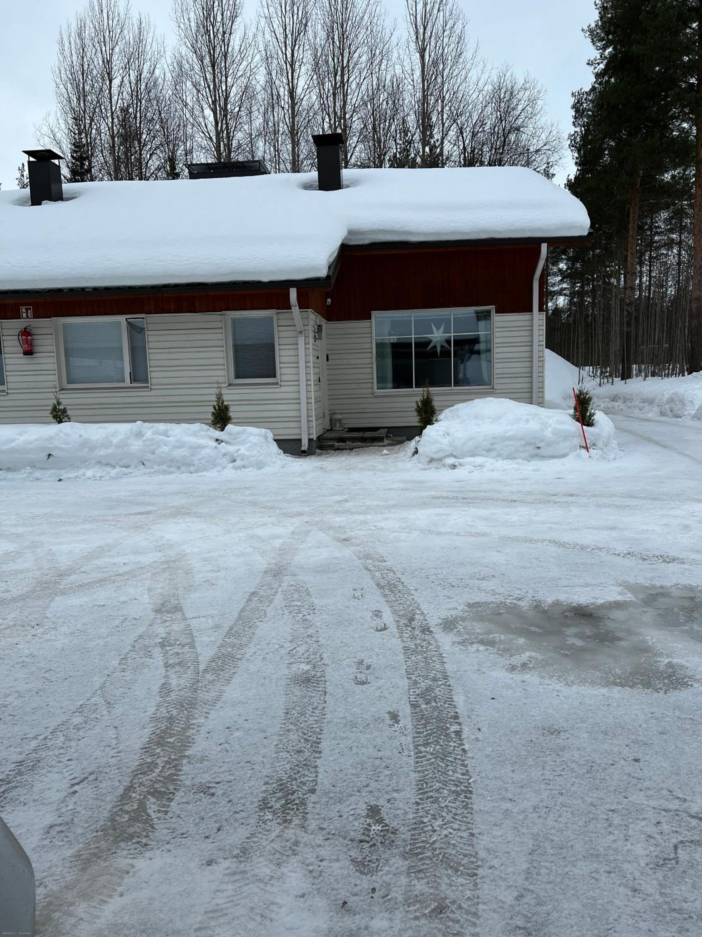 Kulta Villa, keskellä Vuokattia sisältyy Sauna, ilmainen Pysäköinti, Wi-Fi, 65smartTV, oma pieni piha alue, sopii perheille