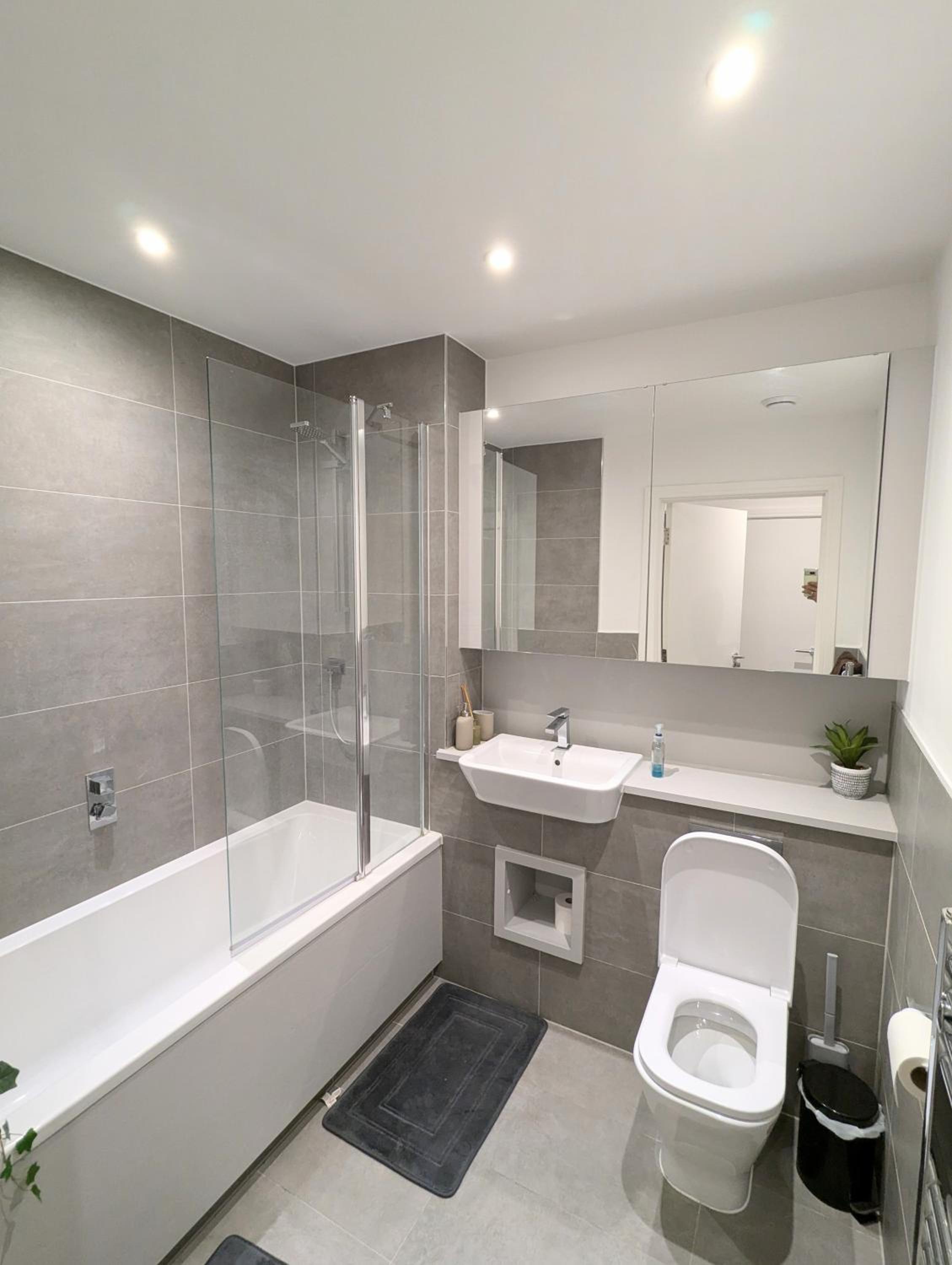 Modern 2 Bed - 2 Bath Flat near Central London with Parking Space