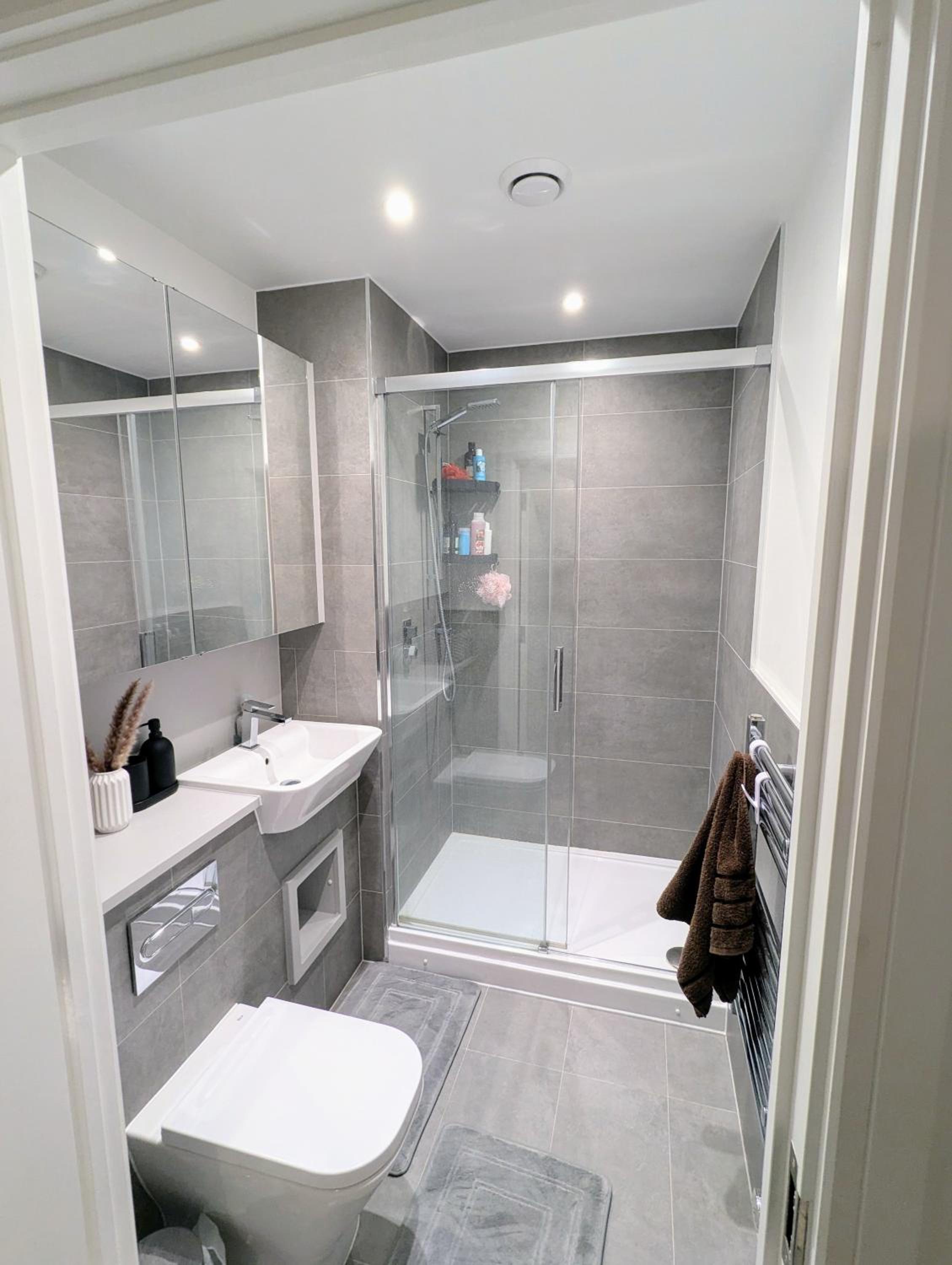 Modern 2 Bed - 2 Bath Flat near Central London with Parking Space