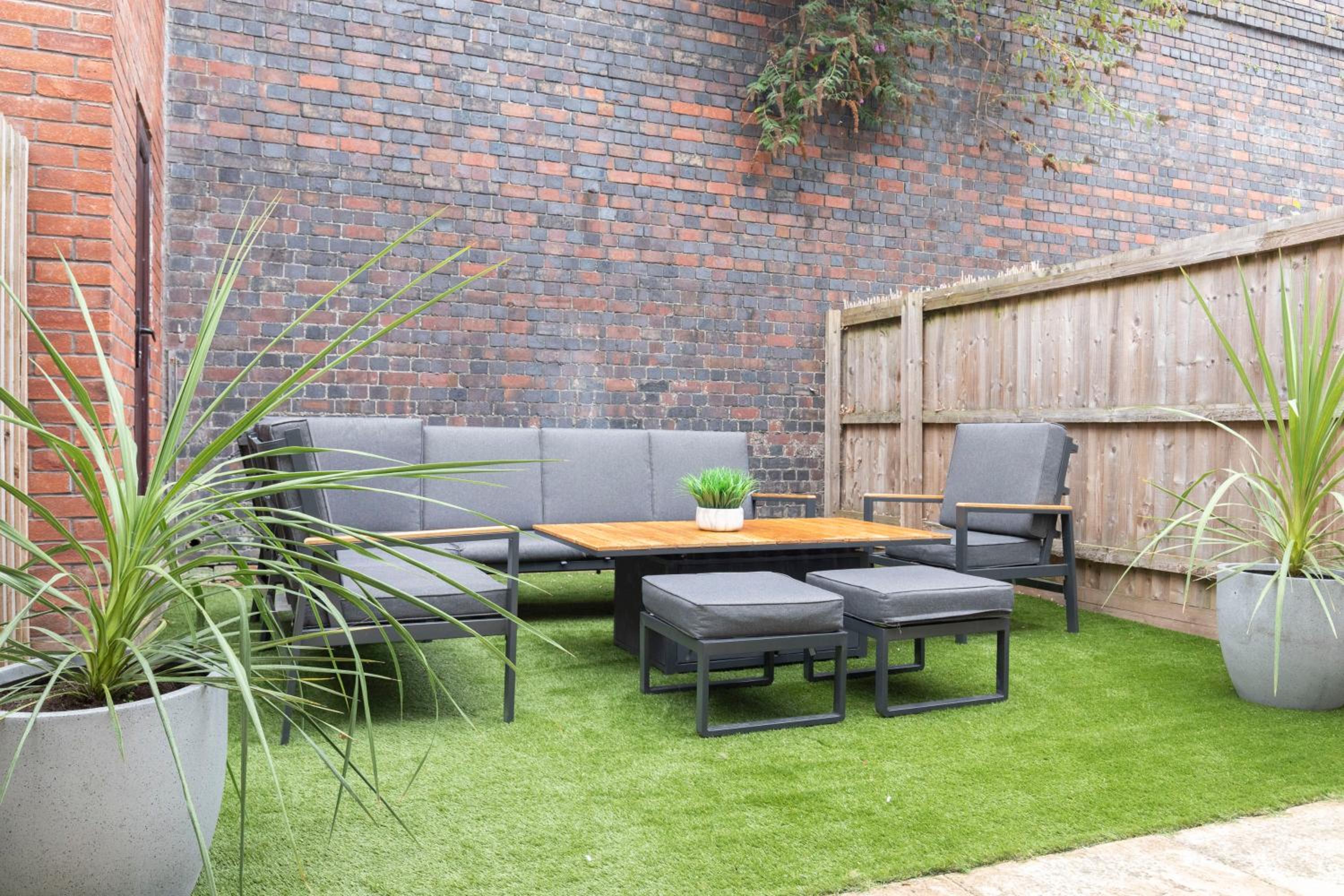 Modern 4 Bedroom 4 Bathroom Home in Cheltenham view 4
