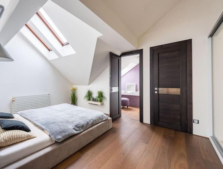 Luxury apartment with terrace and garage
