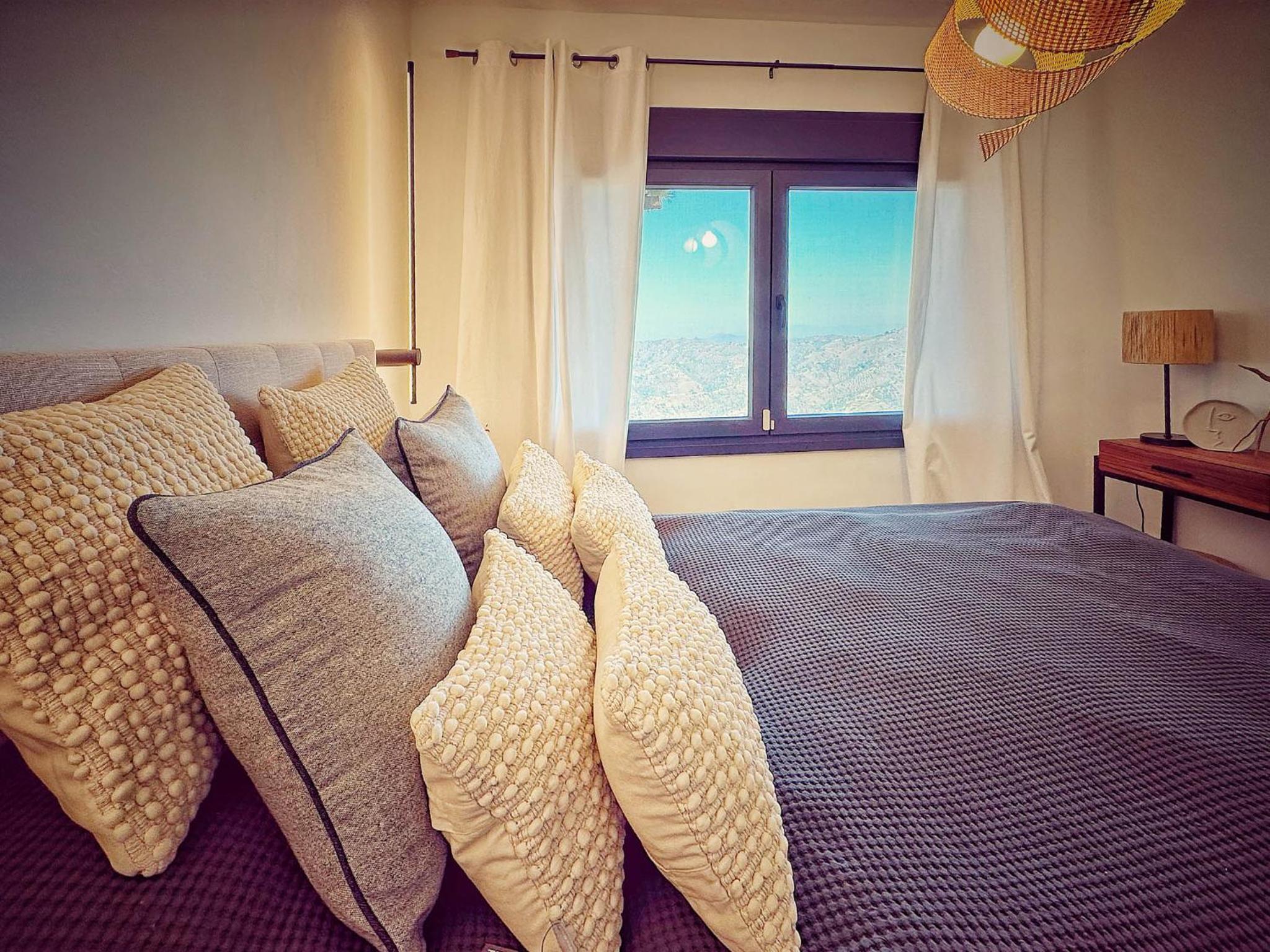 2 Bed Villa - Sleeps 4 - Hot Tub - Parking