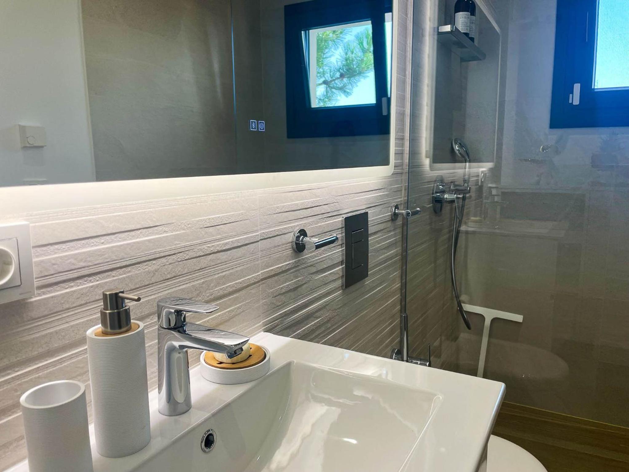 2 Bed Villa - Sleeps 4 - Hot Tub - Parking