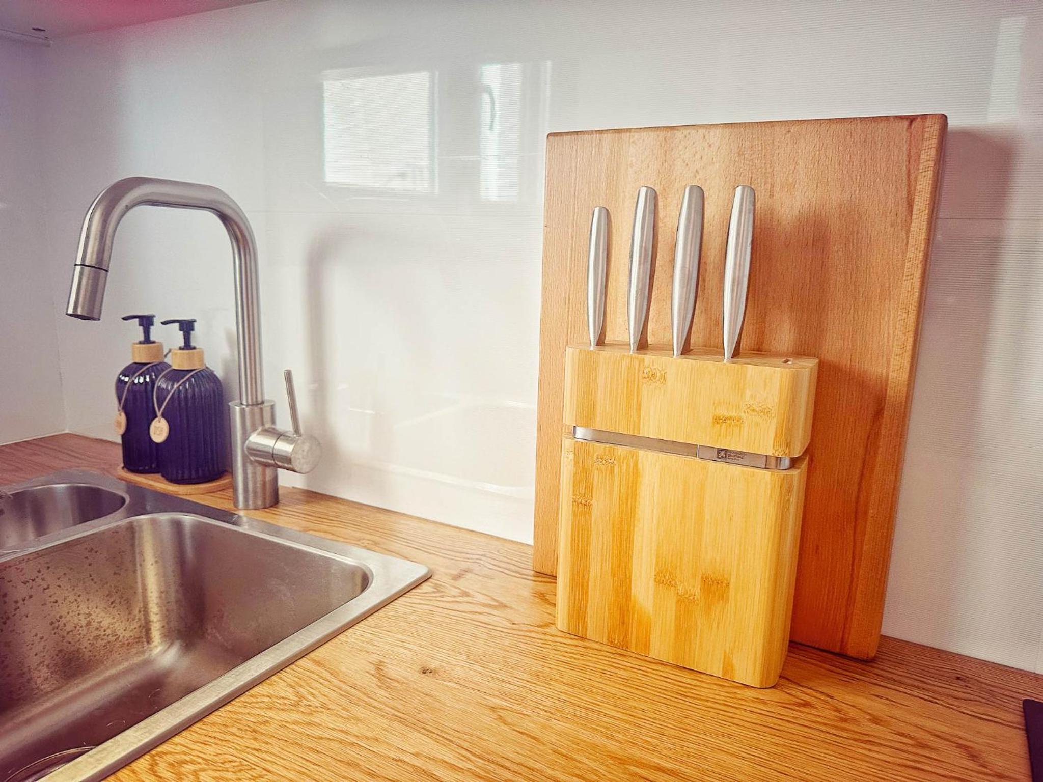 2 Bed Villa - Sleeps 4 - Hot Tub - Parking