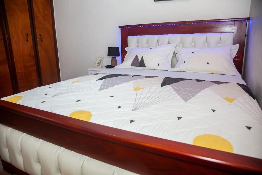 Spacieux Appartement calme, climatisé avec WIFI, Plein Centre Ville AKWA Douala