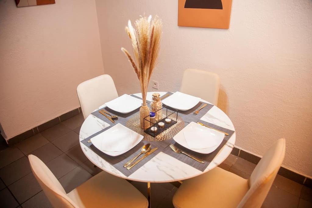 Spacieux Appartement calme, climatisé avec WIFI, Plein Centre Ville AKWA Douala