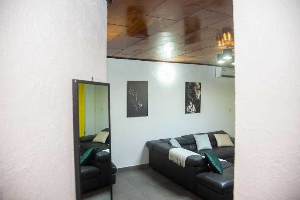 Spacieux Appartement calme, climatisé avec WIFI, Plein Centre Ville AKWA Douala