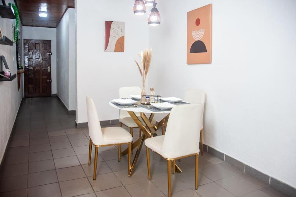 Spacieux Appartement calme, climatisé avec WIFI, Plein Centre Ville AKWA Douala