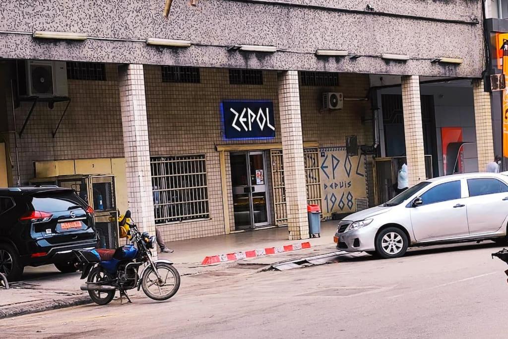 Spacieux Appartement calme, climatisé avec WIFI, Plein Centre Ville AKWA Douala