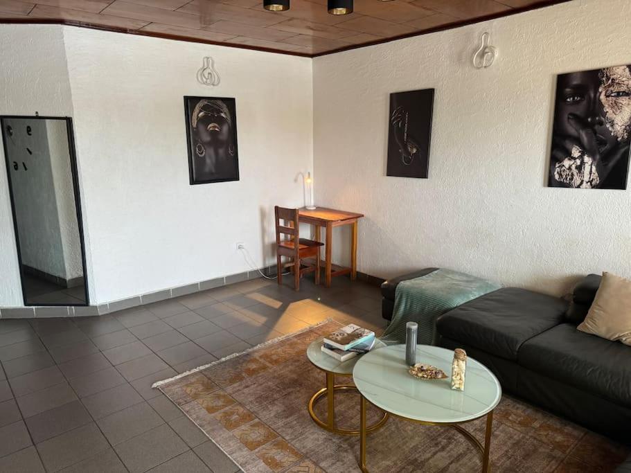 Spacieux Appartement calme, climatisé avec WIFI, Plein Centre Ville AKWA Douala