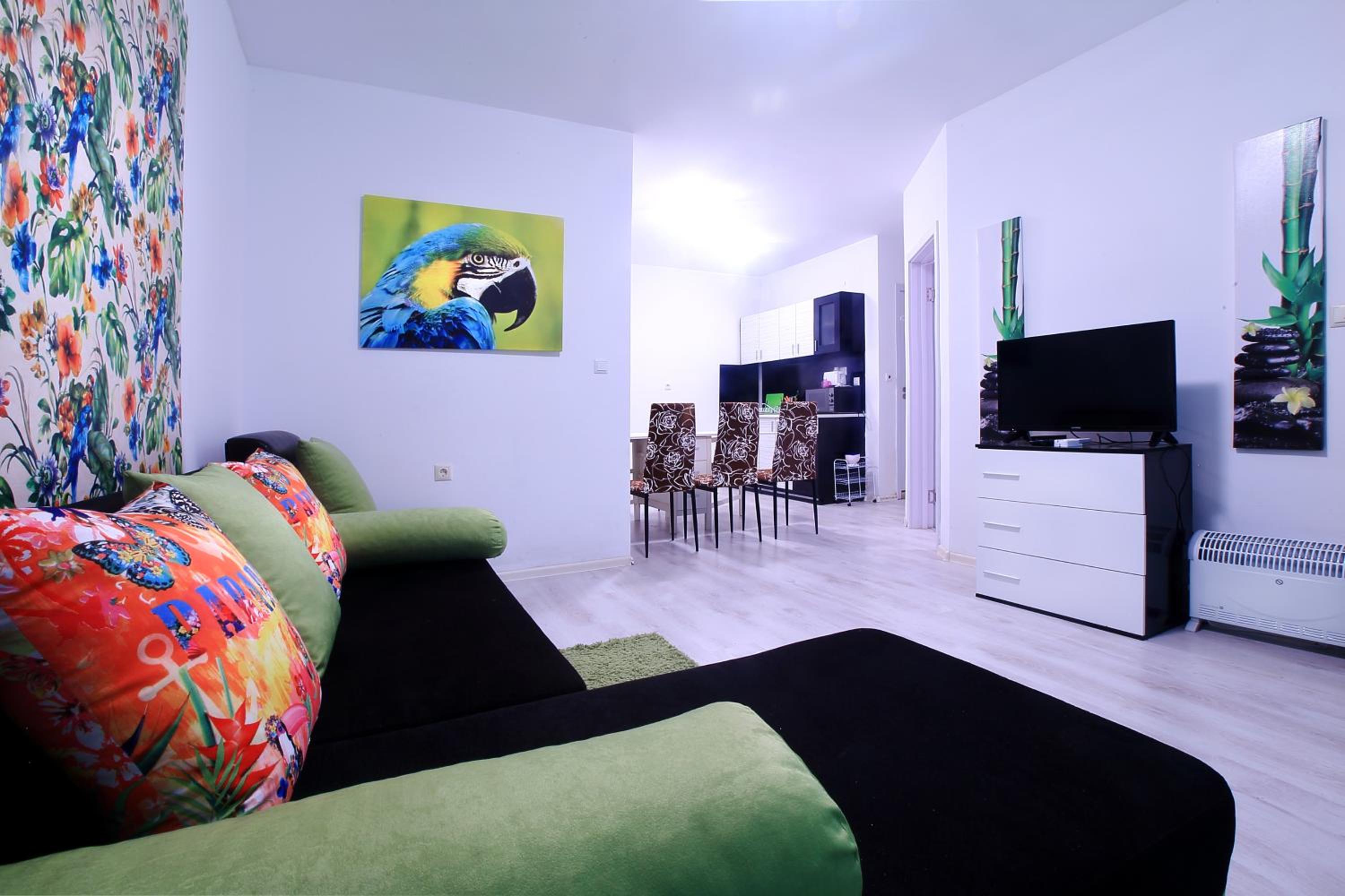 Private apartment with parking and pool