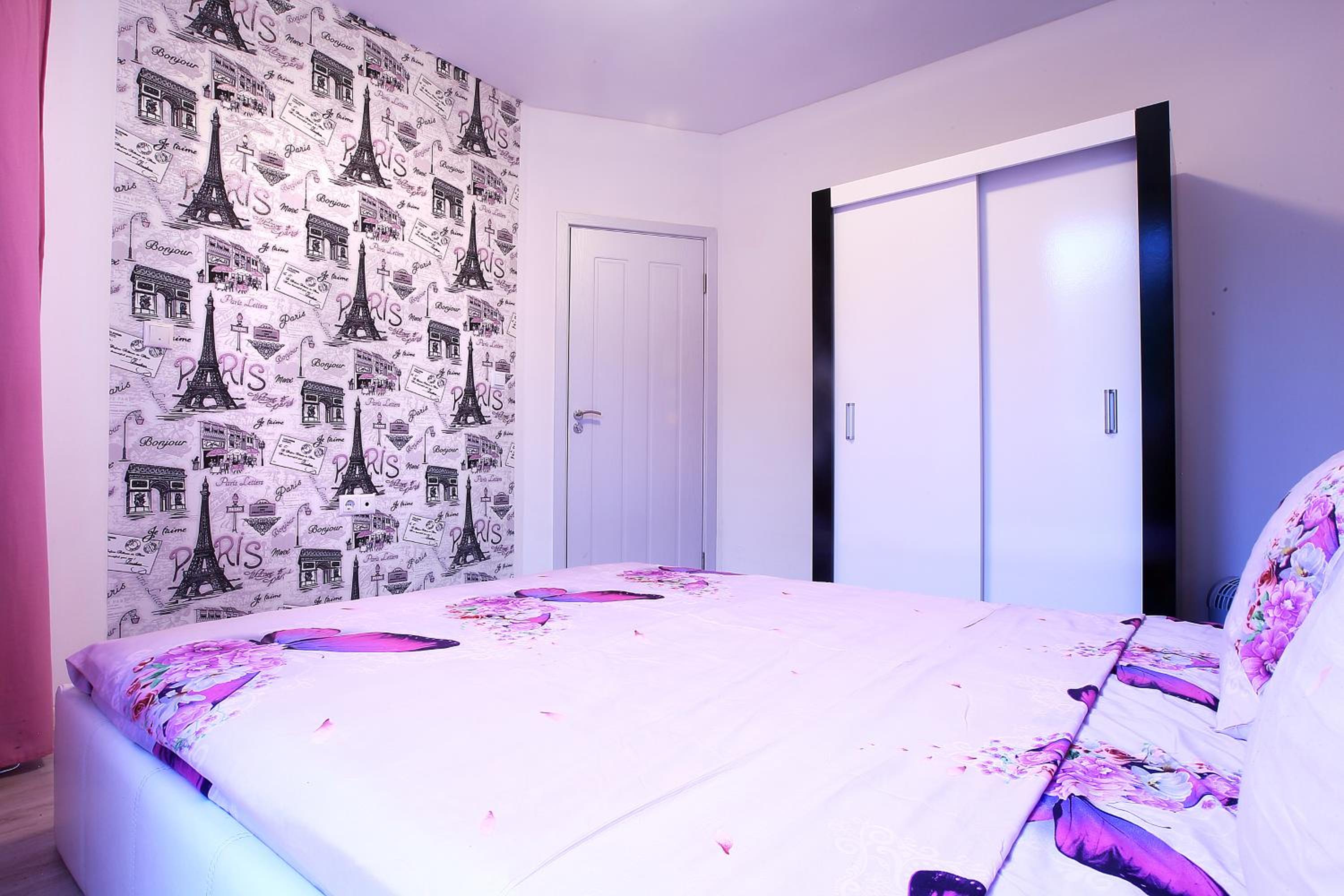 Private apartment with parking and pool