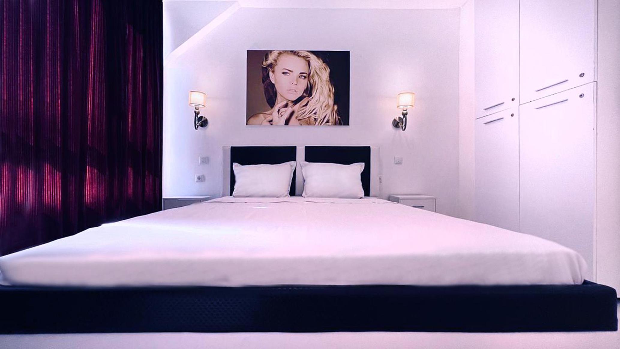 Private apartment with parking and pool
