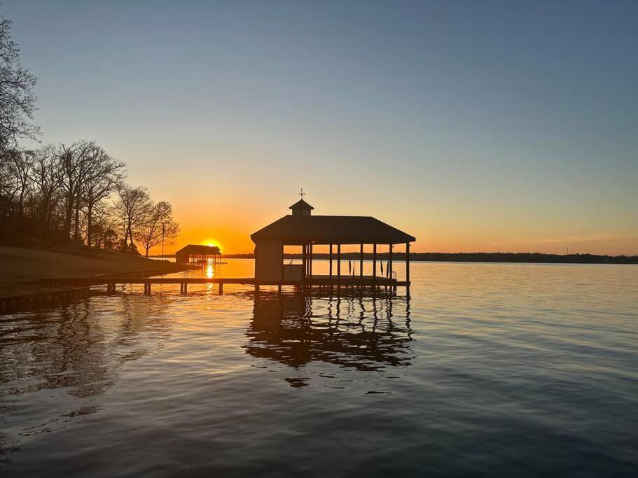 Lakefront Cottage- late summer price decrease! view 5