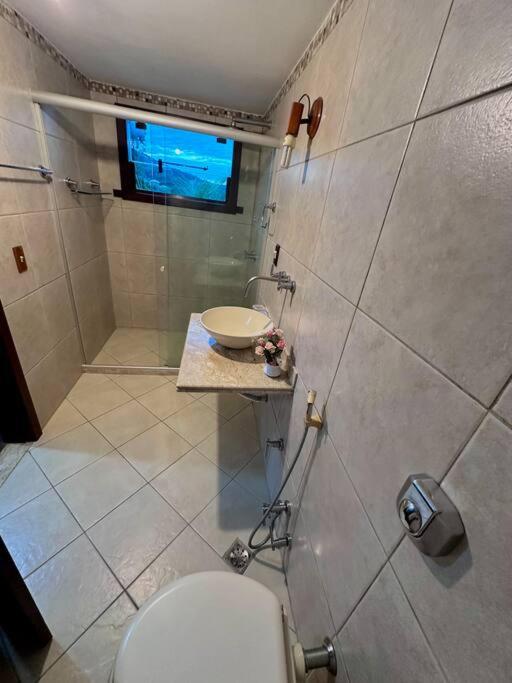 Casa com 5 suítes em Condomínio