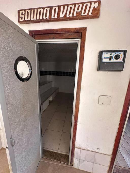 Casa com 5 suítes em Condomínio