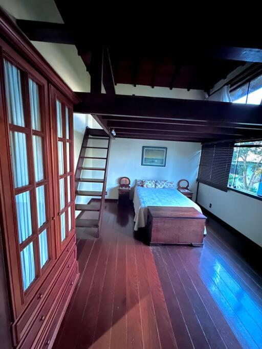 Casa com 5 suítes em Condomínio
