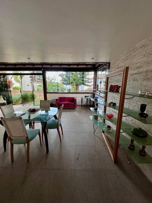 Casa com 5 suítes em Condomínio