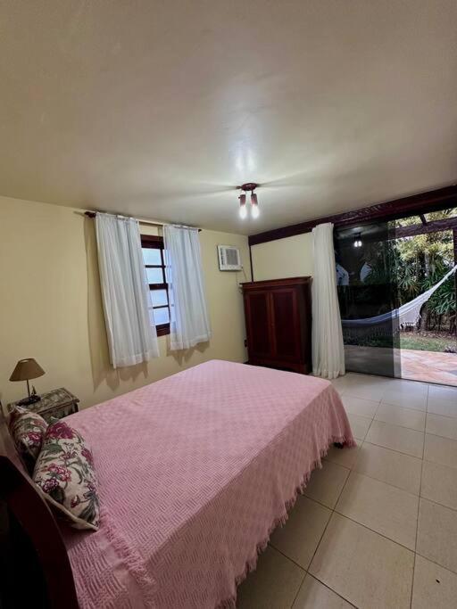 Casa com 5 suítes em Condomínio