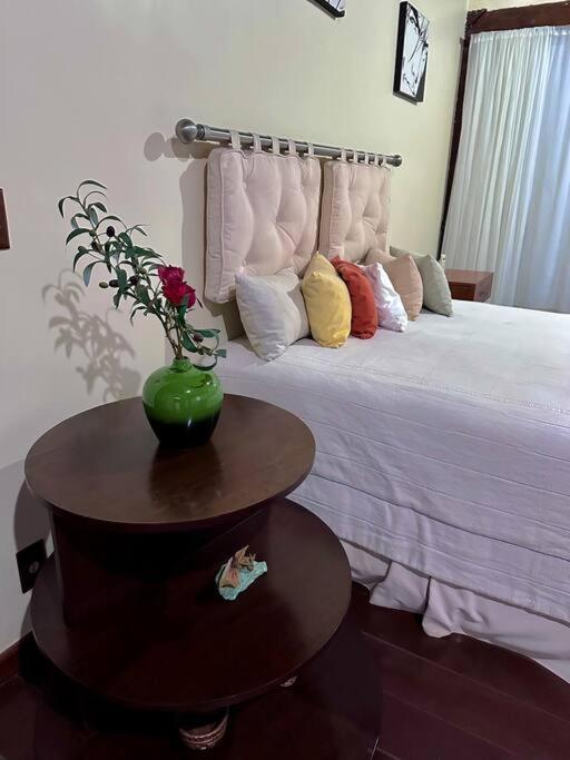 Casa com 5 suítes em Condomínio