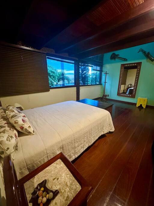 Casa com 5 suítes em Condomínio