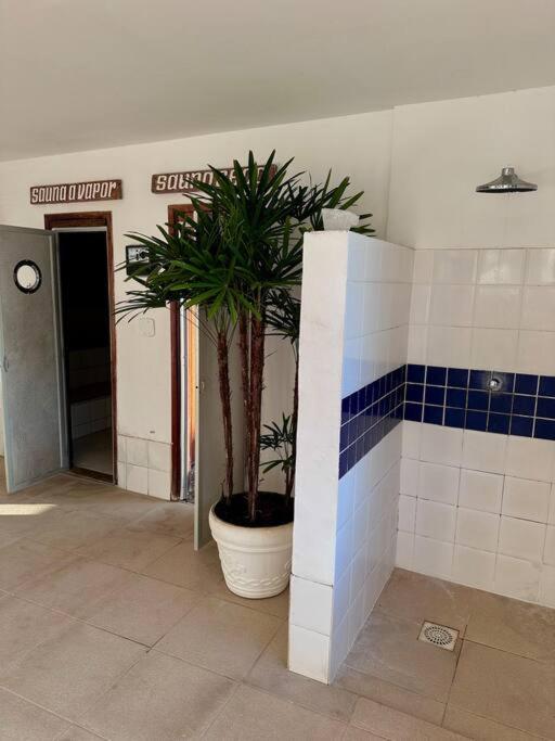 Casa com 5 suítes em Condomínio