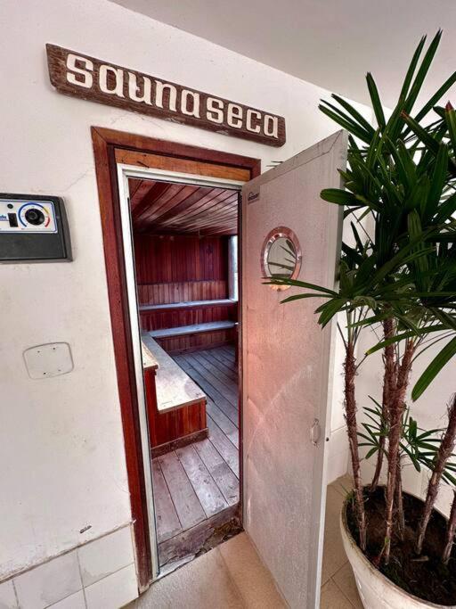 Casa com 5 suítes em Condomínio