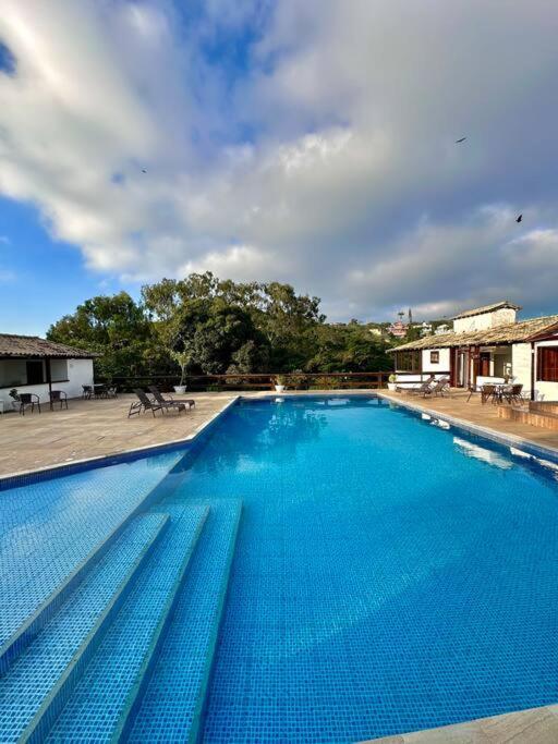 Casa com 5 suítes em Condomínio