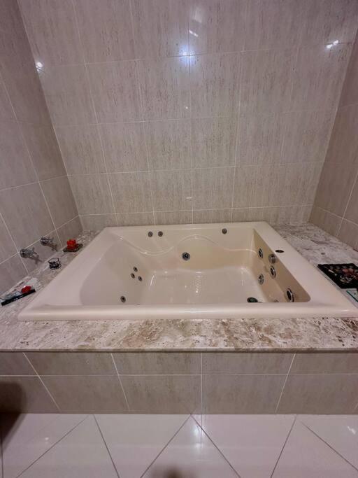 Casa com 5 suítes em Condomínio