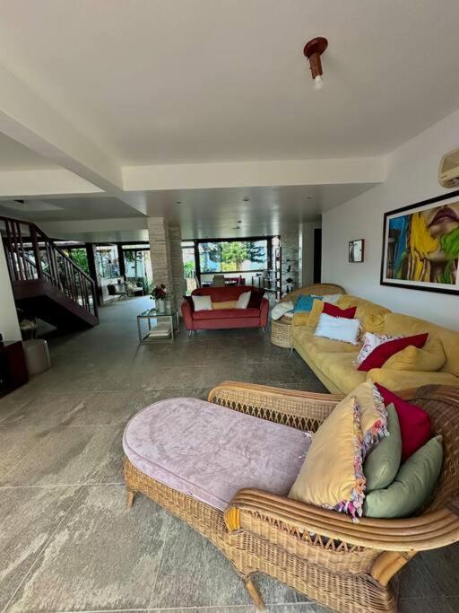 Casa com 5 suítes em Condomínio