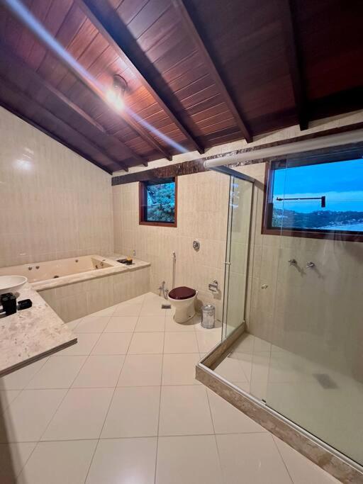Casa com 5 suítes em Condomínio