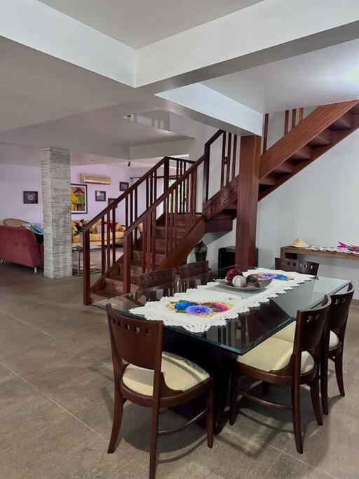 Casa com 5 suítes em Condomínio