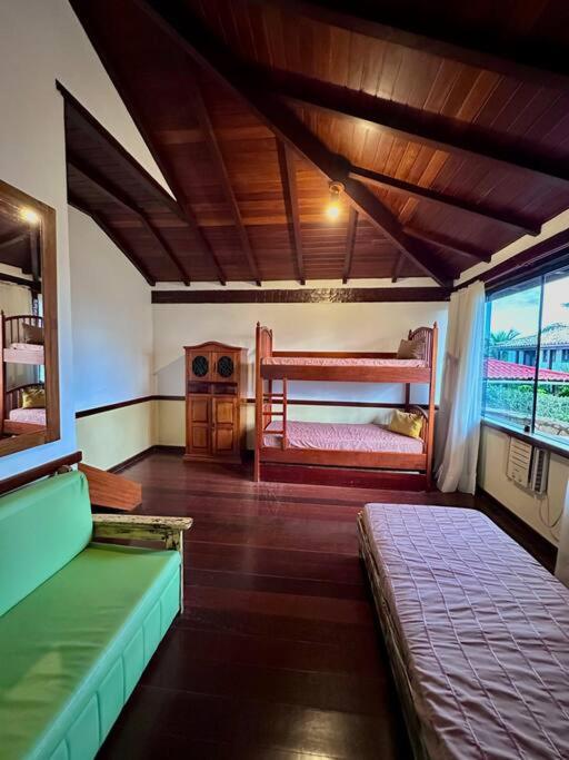 Casa com 5 suítes em Condomínio