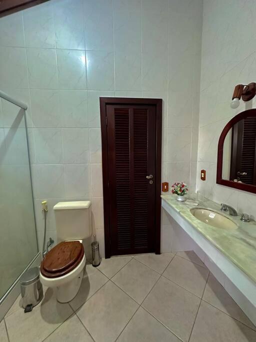 Casa com 5 suítes em Condomínio