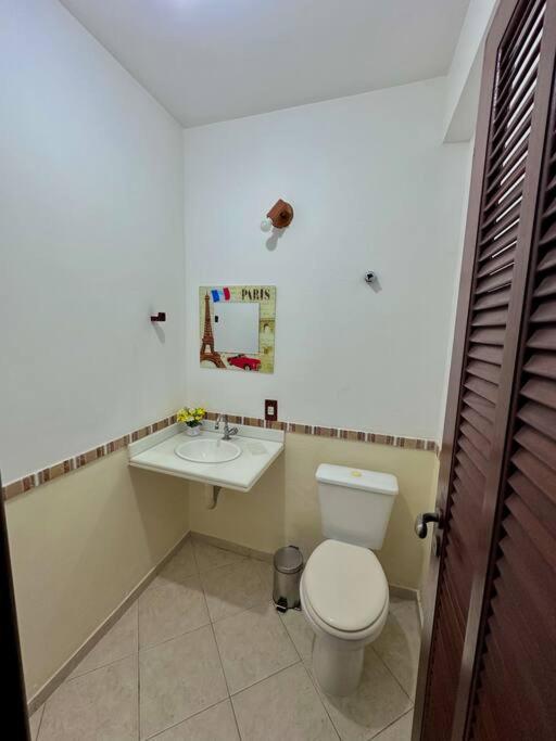 Casa com 5 suítes em Condomínio
