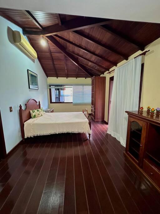 Casa com 5 suítes em Condomínio