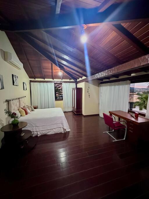 Casa com 5 suítes em Condomínio