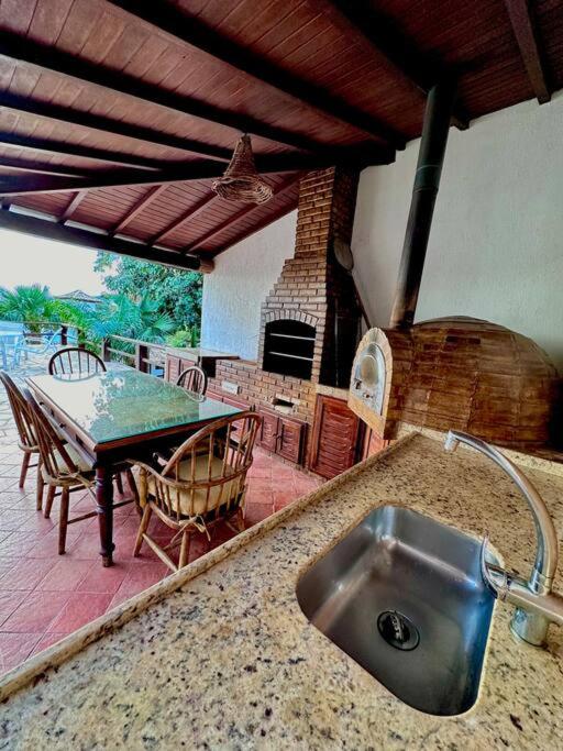 Casa com 5 suítes em Condomínio