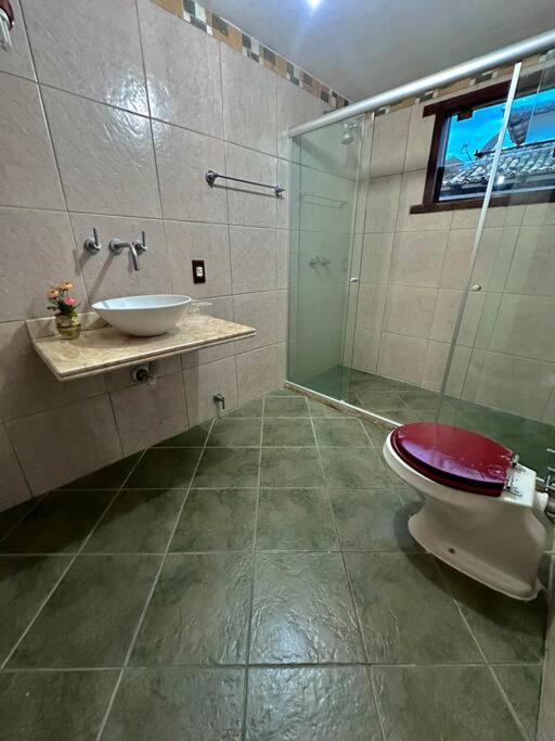 Casa com 5 suítes em Condomínio