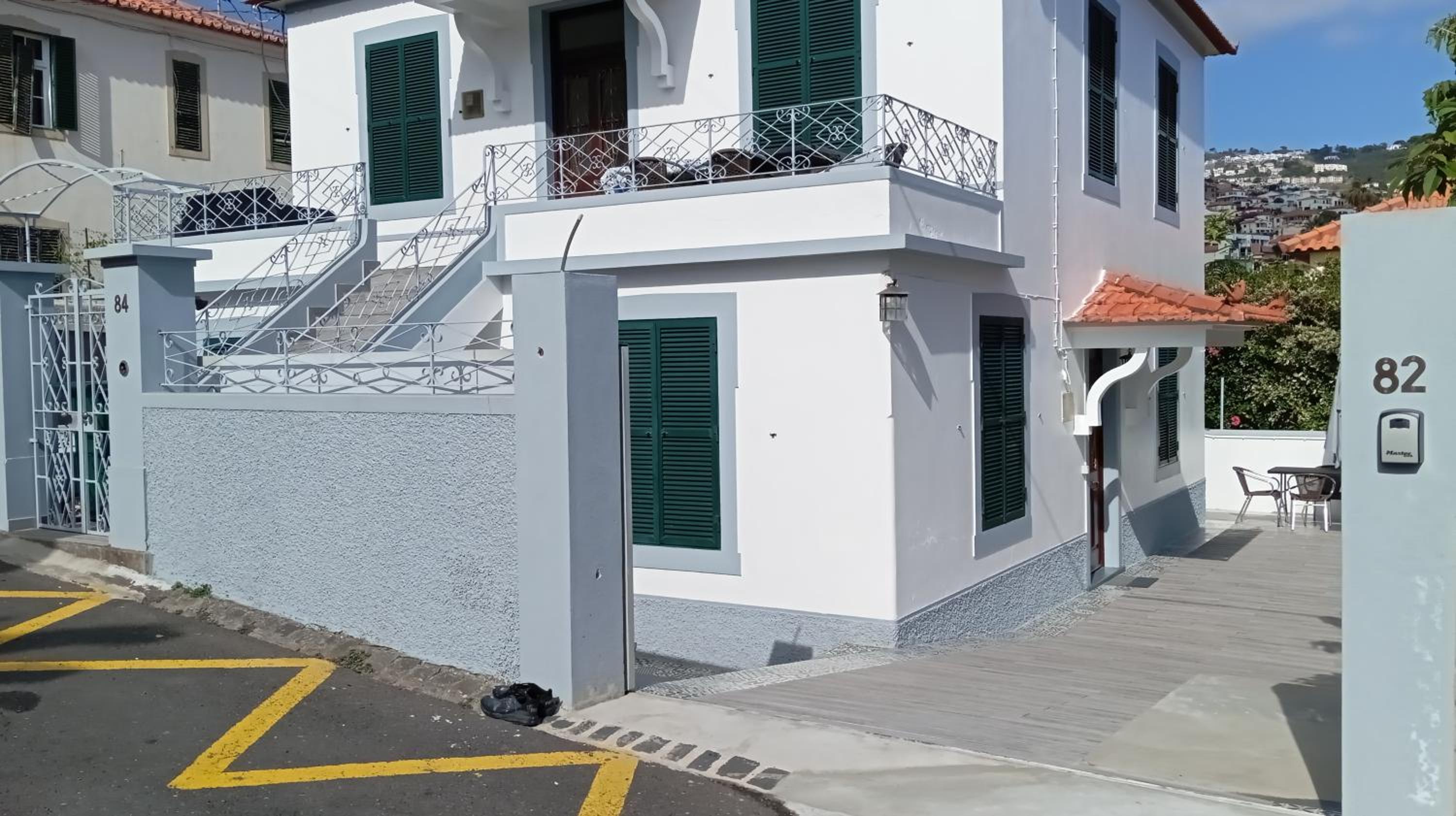 Bus Stop House 82 view 4