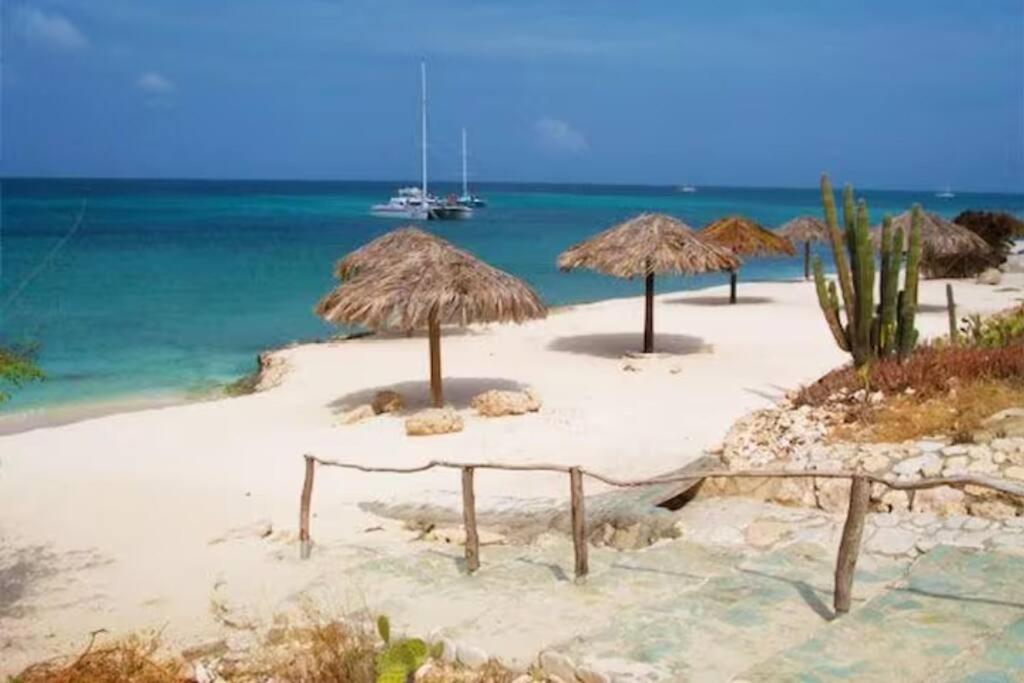 SPACIOUS HOUSE & STUDIO sleeps 10 close to Beach