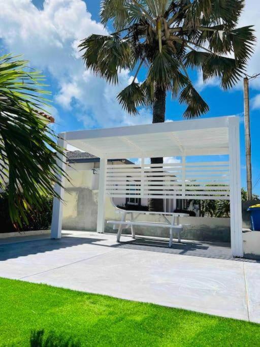 SPACIOUS HOUSE & STUDIO sleeps 10 close to Beach