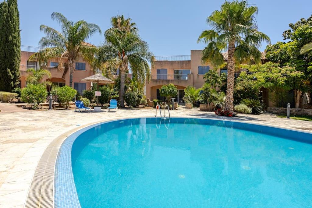 Großes Apartment in idyllischer Anlage, strandnah in Mandria, Paphos