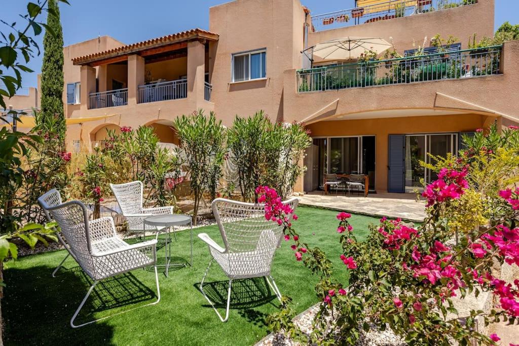 Großes Apartment in idyllischer Anlage, strandnah in Mandria, Paphos
