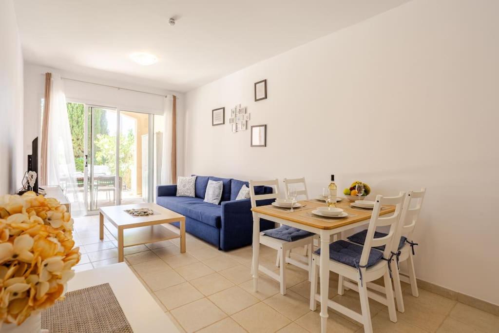 Großes Apartment in idyllischer Anlage, strandnah in Mandria, Paphos