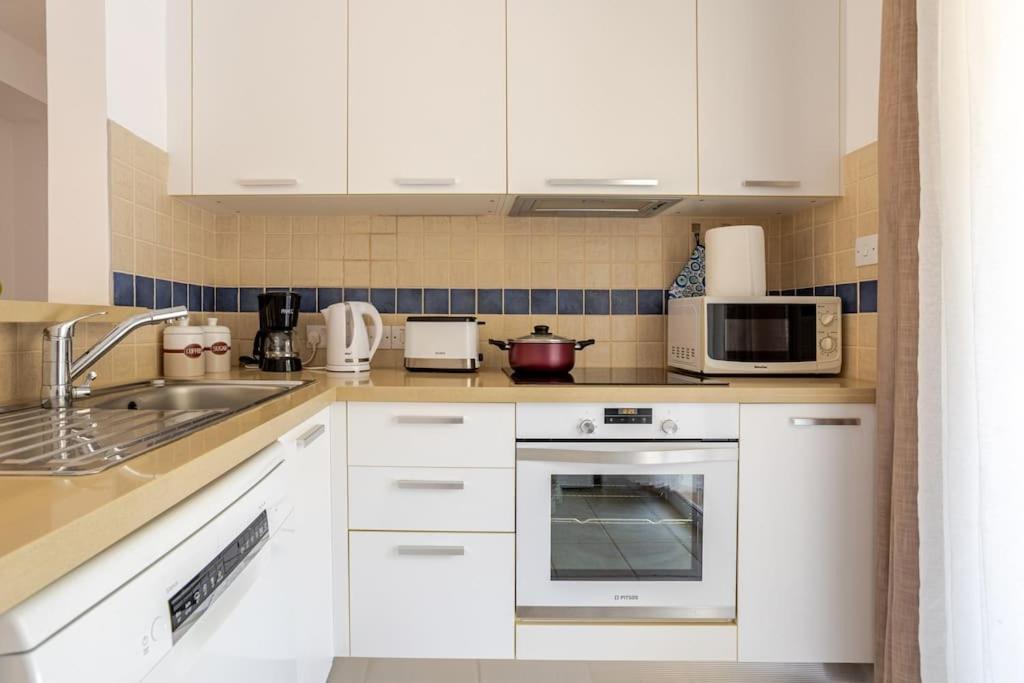 Großes Apartment in idyllischer Anlage, strandnah in Mandria, Paphos