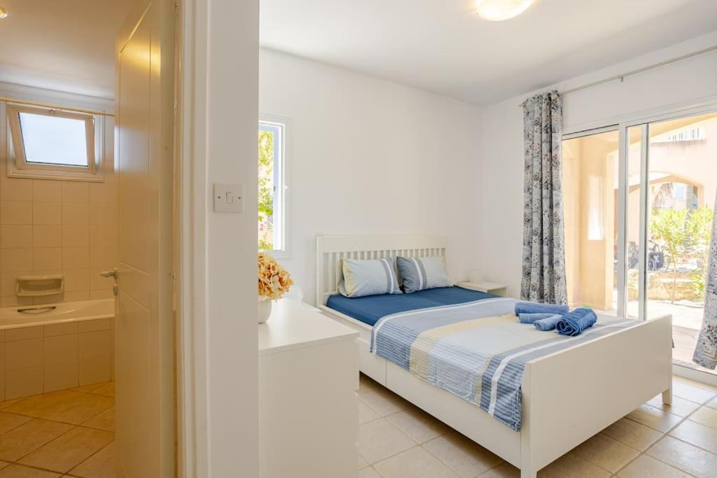 Großes Apartment in idyllischer Anlage, strandnah in Mandria, Paphos