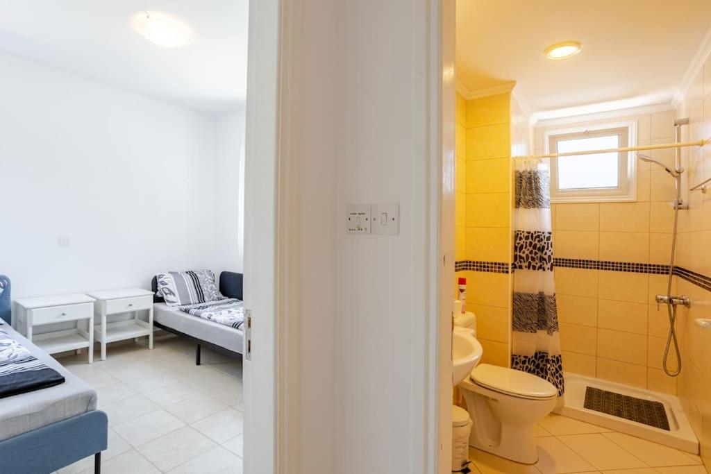 Großes Apartment in idyllischer Anlage, strandnah in Mandria, Paphos
