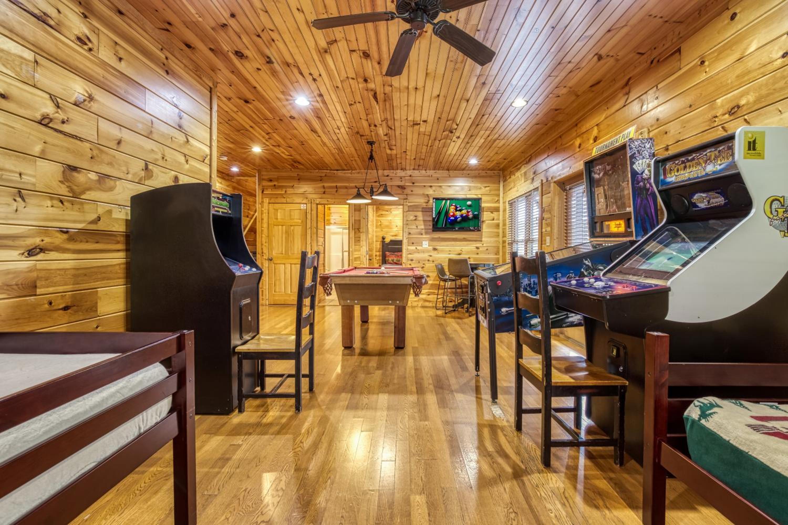 Gatlinburg Heights, Hot Tub, Game Room, Theater Room, FREE Attraction tickets !!!